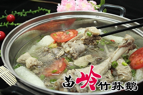 【舜泰火鍋】苗嶺竹蓀鵝本店所用大鵝均為笨鵝，湯鮮味美，其肉肥而不膩，香氣撲鼻。